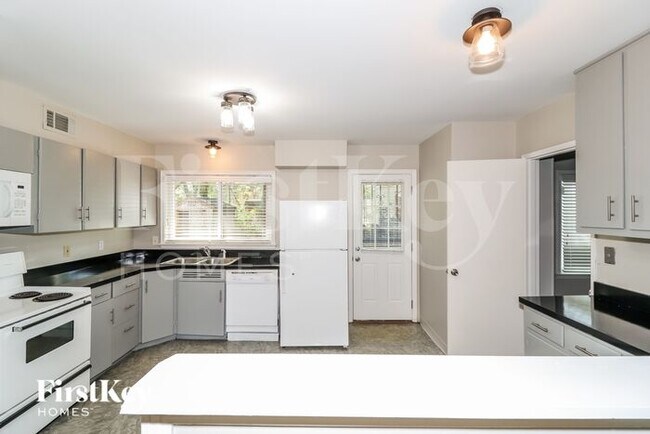 Building Photo - 4205 Charleswood Rd