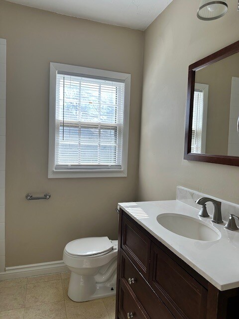 Building Photo - 3145 Lakeside Dr