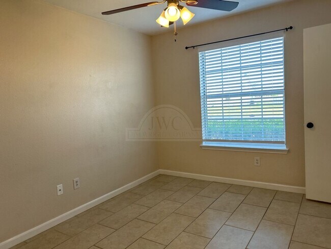 Building Photo - 4910 Parkwood Dr