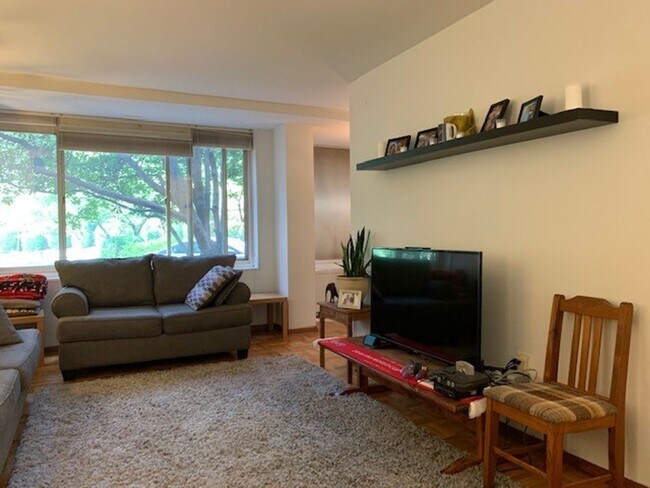 Building Photo - Charming and Sunlit 1 BD, 1 BA with Main Level Walk-in in Glover Park, NW DC!! Utilities Included