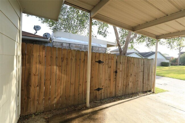 Building Photo - 6573 S Briar Bayou Dr