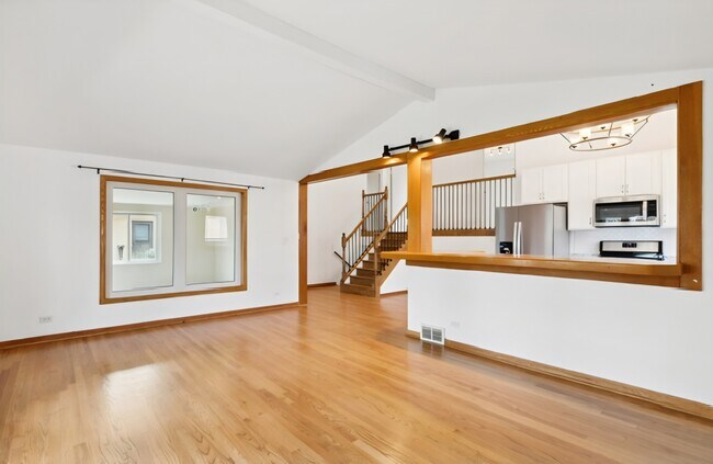 Building Photo - 403 E Lake Ave