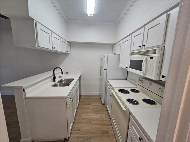 Building Photo - 2626 Holly Hall St