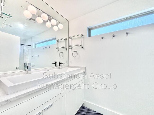 Building Photo - 2800 N McKinley Ave