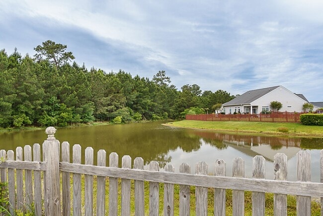 Building Photo - Three Bedroom House with Gated Backyard