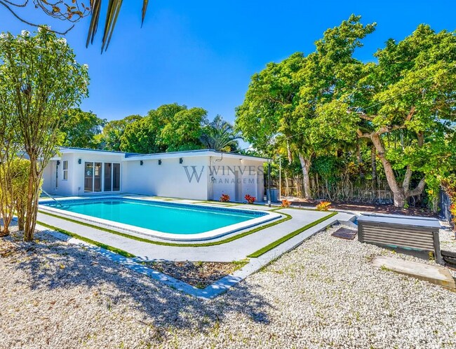 Building Photo - 565 NE 105th St