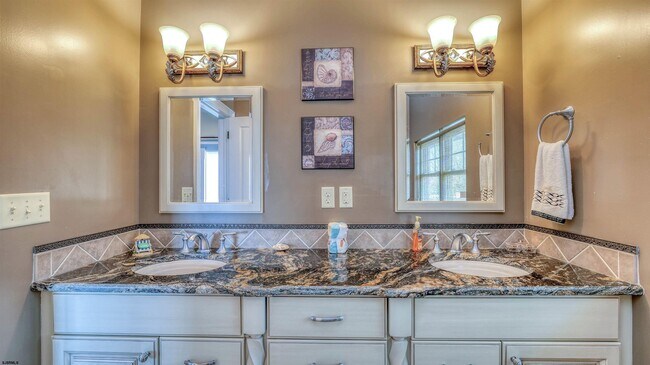 Building Photo - 909 N Cambridge Ave