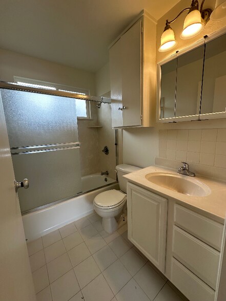 Building Photo - 472 Lincoln Cir