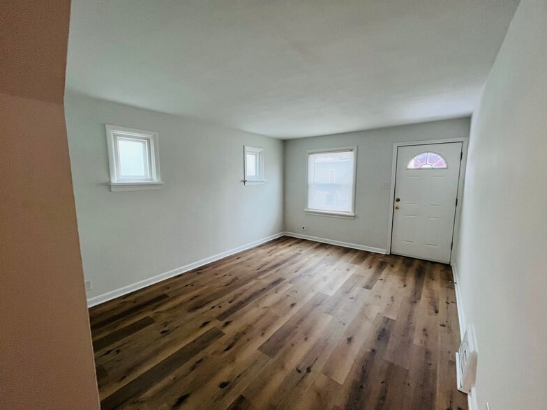 Building Photo - 4936 Hummelsheim Ave