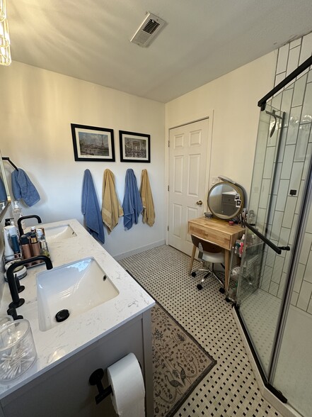 Building Photo - 1097 N Cedar Blvd