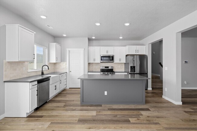 Building Photo - 3 bed, 3 bath with over 2000 sq ft!