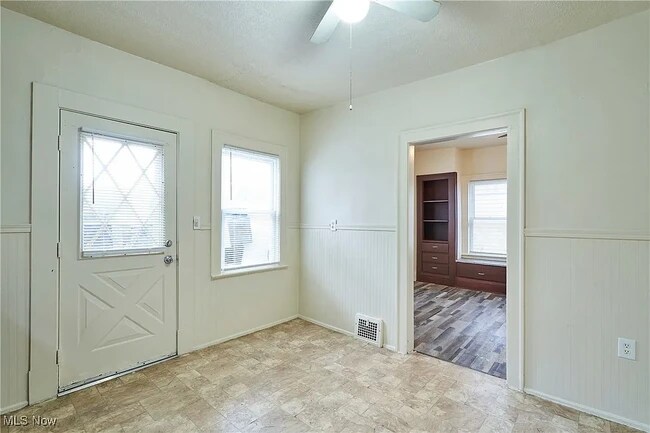 Building Photo - 8606 Vineyard Ave