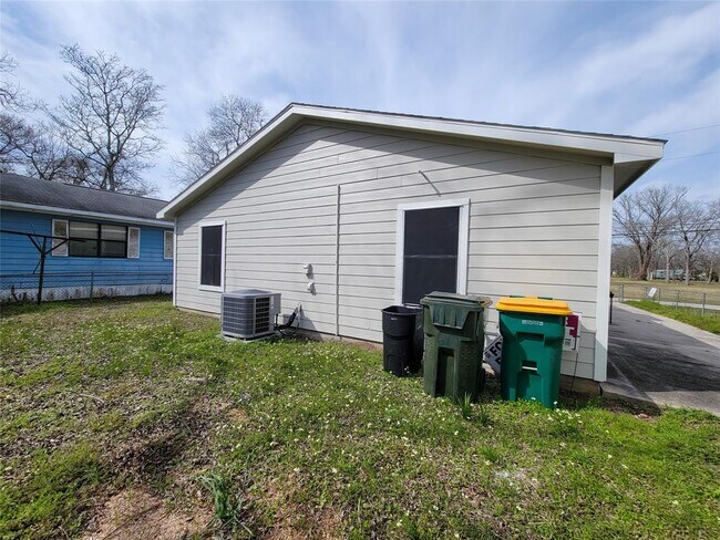Building Photo - 617 Avenue I
