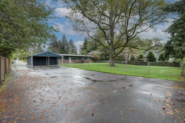 Building Photo - Large Renton Highlands Rambler with Grand ...