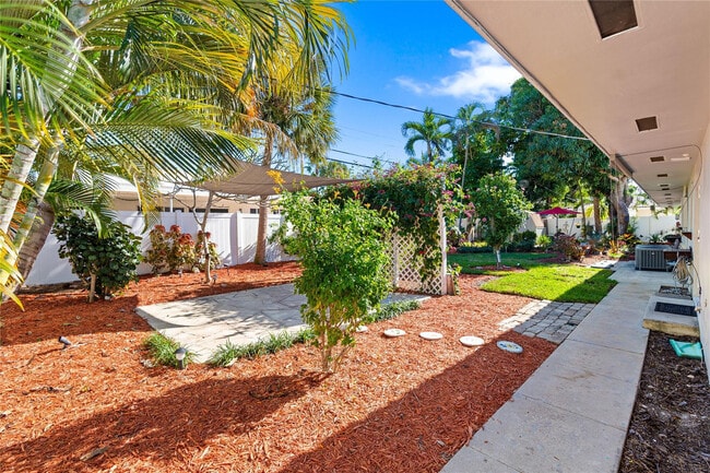 Building Photo - 2616 Middle River Dr