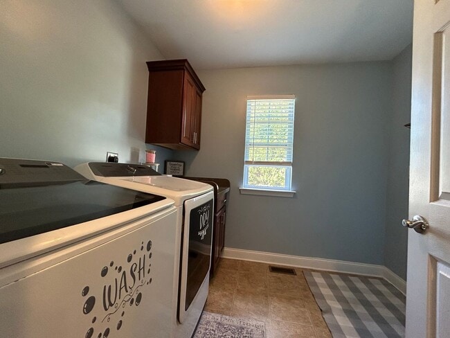 Building Photo - 84 Laks Ct