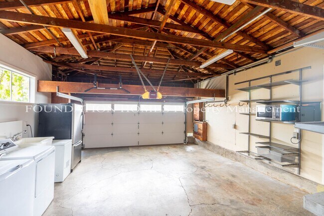 Building Photo - 10 - 22 Month FURNISHED Lease: Bring Indoor/Outdoor Living HOME with this 3bd+/2.5ba plus Pool & ...