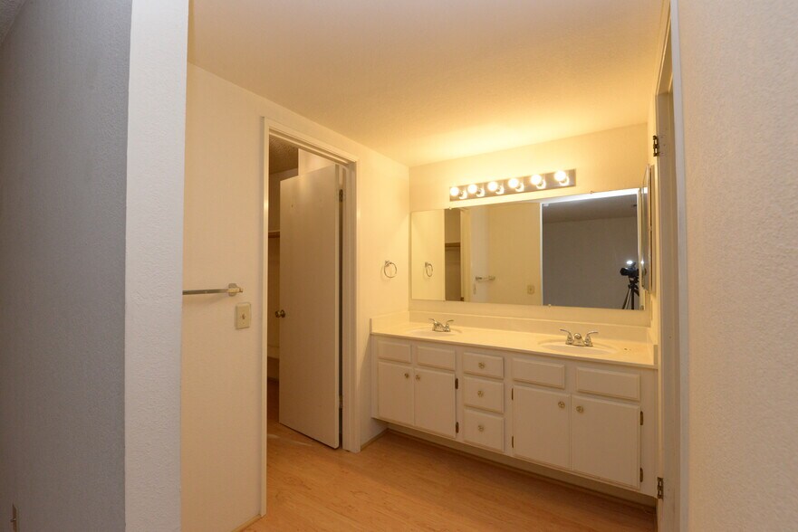 Building Photo - 923 Linden Ave