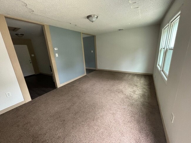 Building Photo - 3 bed 1 bath!