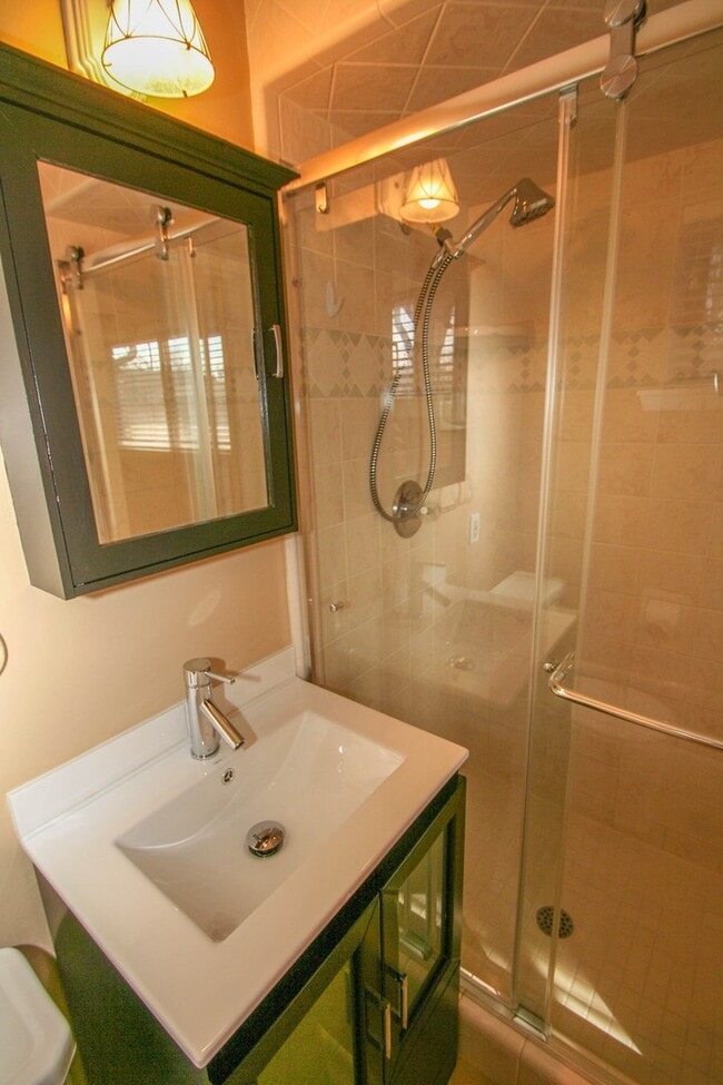 Building Photo - 2 Bed | 2 Bath in South Tulsa!