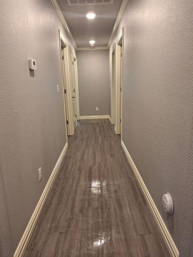 Building Photo - 3 bedroom Duplex