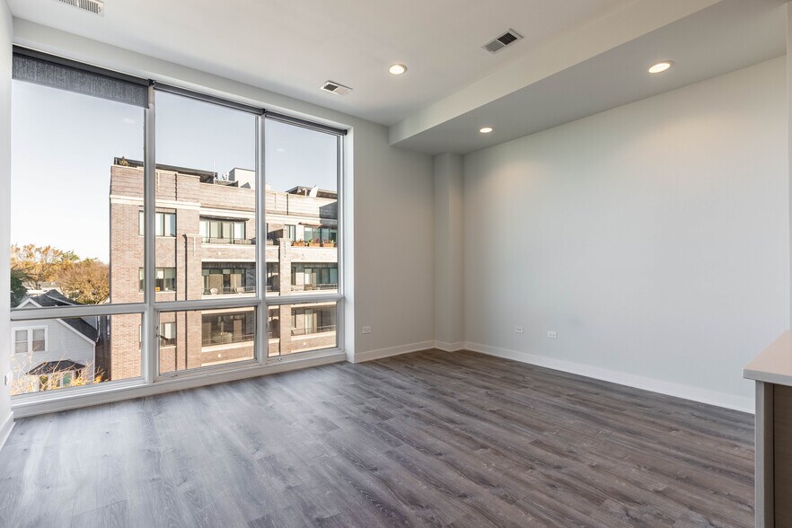 Building Photo - 2250 W Lawrence Ave