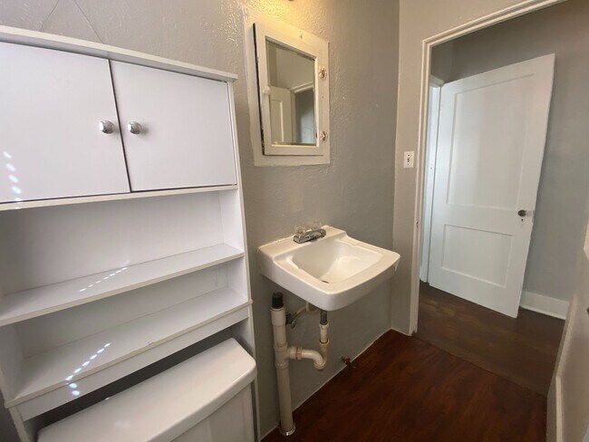 Building Photo - Ave G-5009