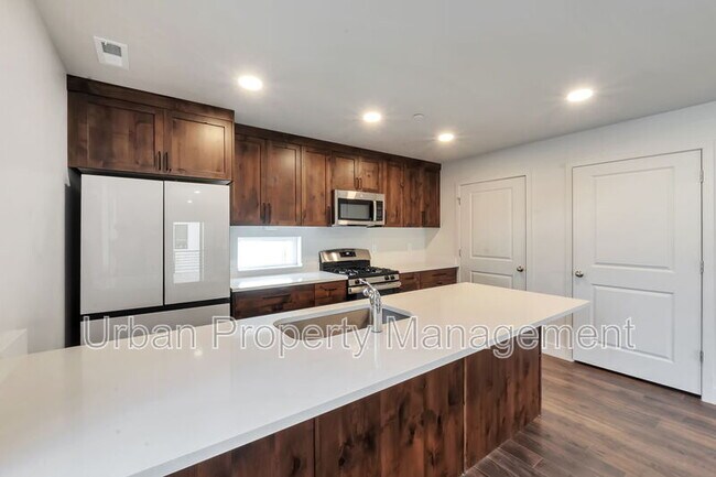 Building Photo - 1590 S 900 W