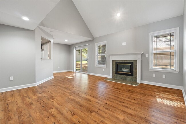 Building Photo - 412 N Village Cir
