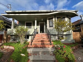 Building Photo - 3/3 Modern Downtown Victorian w/ detached ...