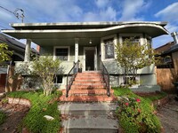 Building Photo - 3/3 Modern Downtown Victorian w/ detached ...