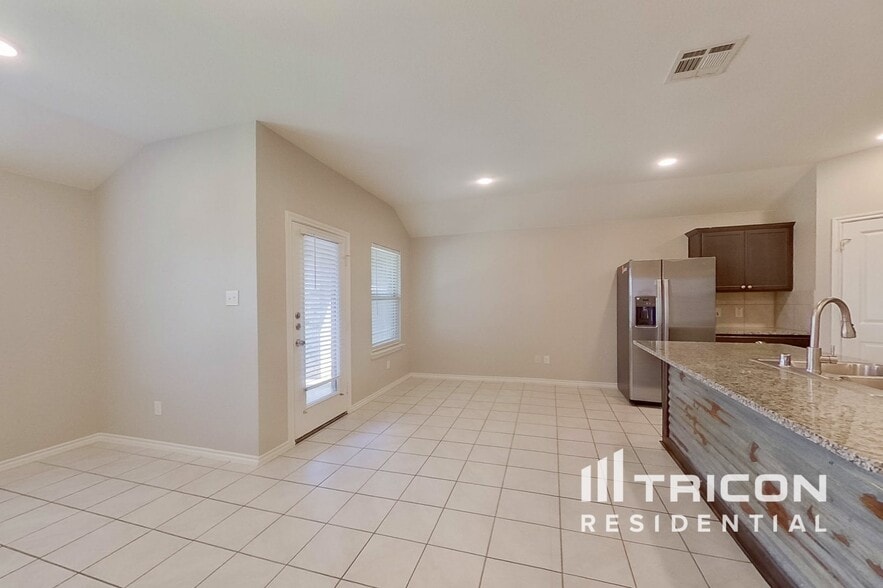 Building Photo - 881 Darst Dr