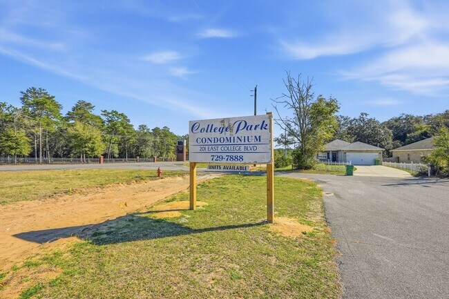 Building Photo - Charming 2 Bedroom Condo with Community Pool!