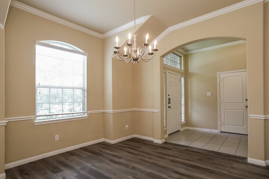 Building Photo - 988 Arbor Glen