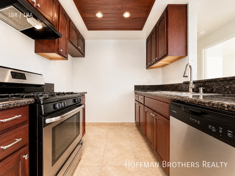 Building Photo - 945 N Serrano Ave