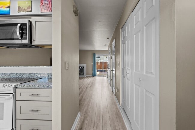 Building Photo - Charming and updated Virginia Beach townho...
