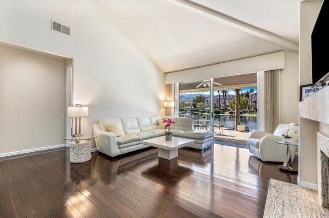 Building Photo - 142 Lakeshore Dr