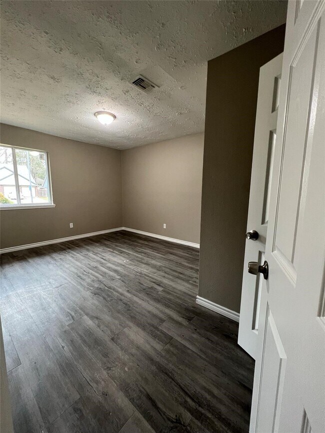 Building Photo - 2410 Rolling Glen Dr