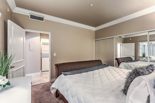 Building Photo - 260 E Flamingo Rd