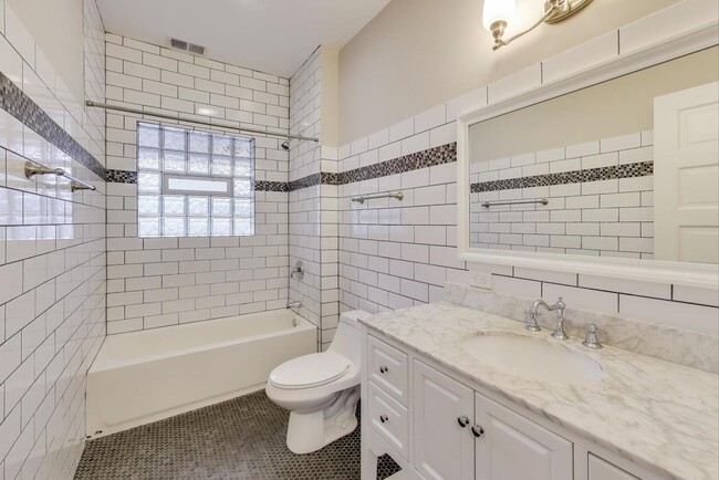 Building Photo - 1601 W Touhy Ave