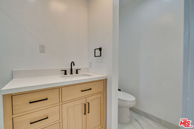 Building Photo - 843 Westbourne Dr
