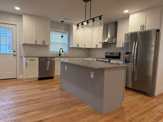 Building Photo - 755 Hart St