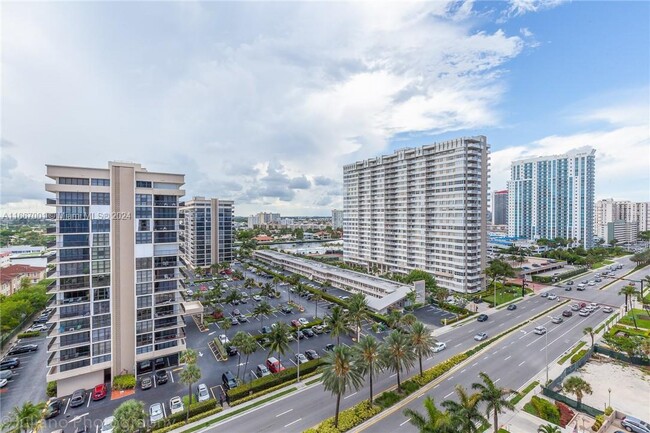 Building Photo - 2030 S Ocean Dr