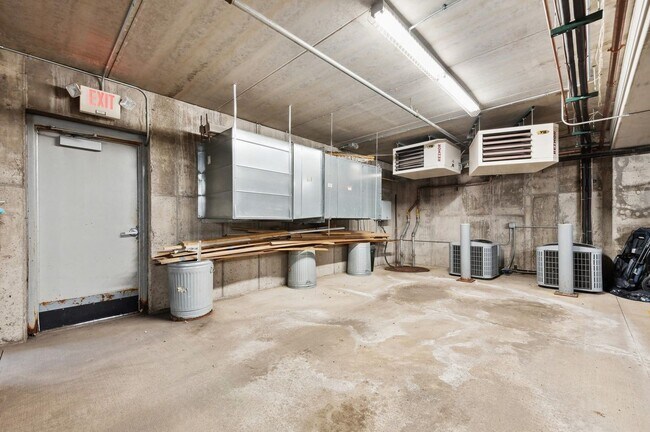 Building Photo - 1 BR/1 BA Crocus Hill Charmer!