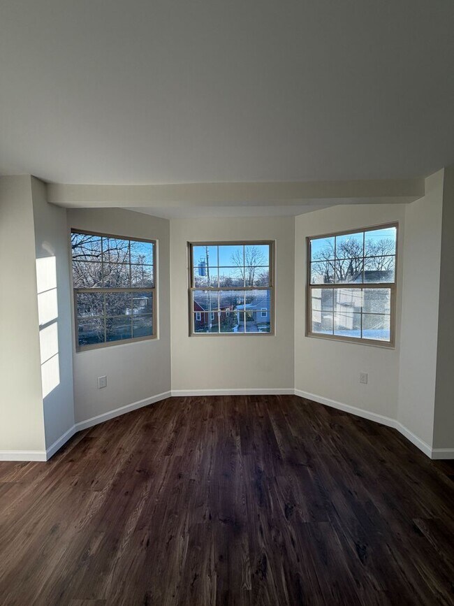 Building Photo - 2080 E 5th Ave