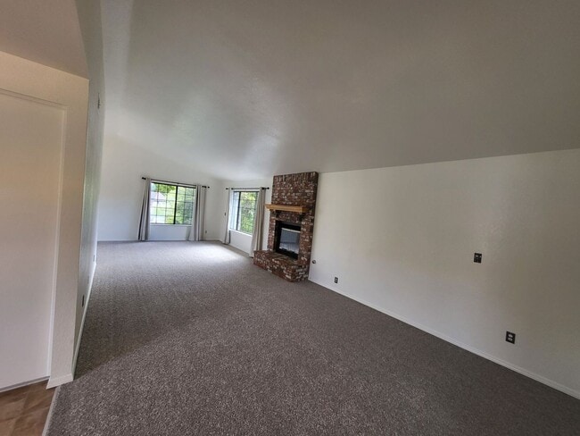 Building Photo - 1095 Robin Cir