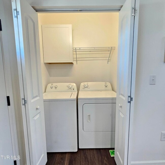 Building Photo - Modern 2-bedroom, 2 bathroom apartment convienent location