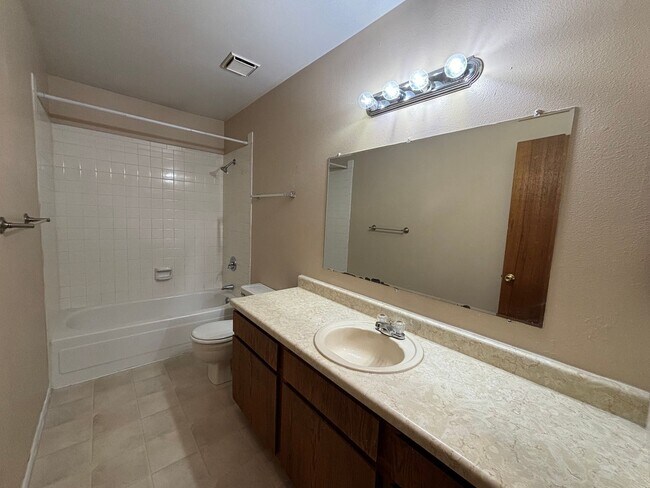 Building Photo - 405 Bonfoy Ave