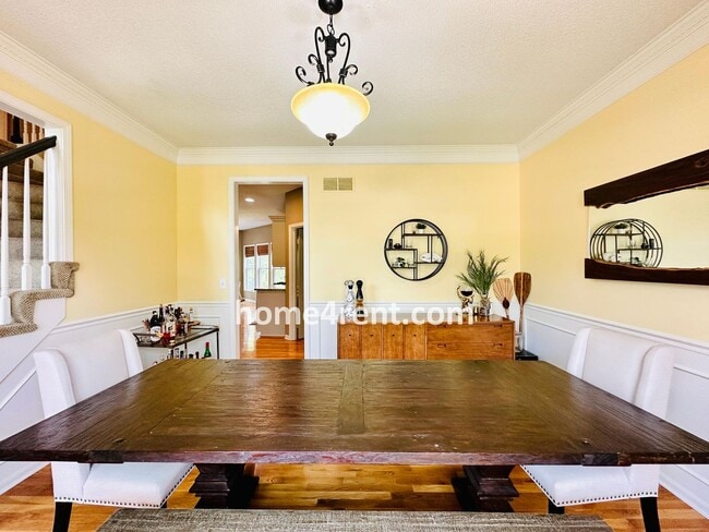 Building Photo - Beautiful Four Bedroom Home in a Quiet Neighborhood w/ an Updated Kitchen, Wood Floors, and a Fin...