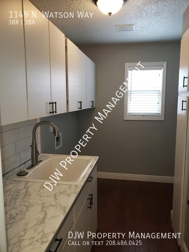 Building Photo - Experience A Modern Lifestyle!!!